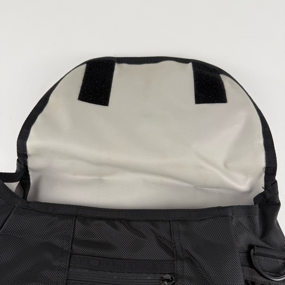 Timbuk2 Black Classic Messenger Bag - Picture 4 of 13